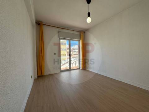 Apartamento T4 com elevador no centro de Faro