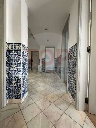 Apartamento T4 com elevador no centro de Faro