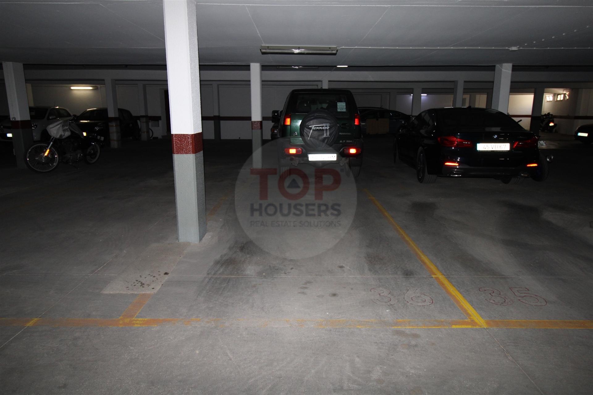 Lugar de estacionamento, situado em Faro