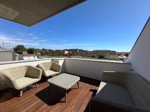 Moradia de Luxo T-3 à praia da Madalena