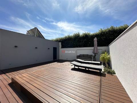 Moradia de Luxo T-3 à praia da Madalena