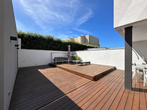 Moradia de Luxo T-3 à praia da Madalena