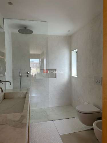 Moradia de Luxo T-3 à praia da Madalena