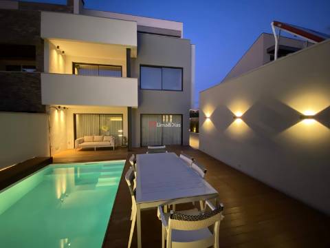 Moradia de Luxo T-3 à praia da Madalena