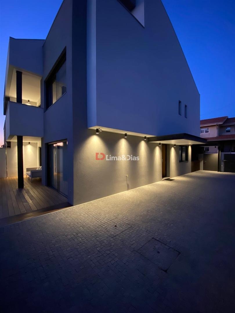 Moradia de Luxo T-3 à praia da Madalena