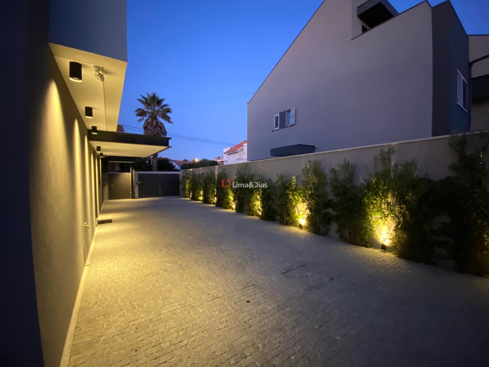 Moradia de Luxo T-3 à praia da Madalena