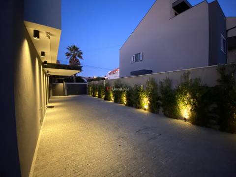 Moradia de Luxo T-3 à praia da Madalena