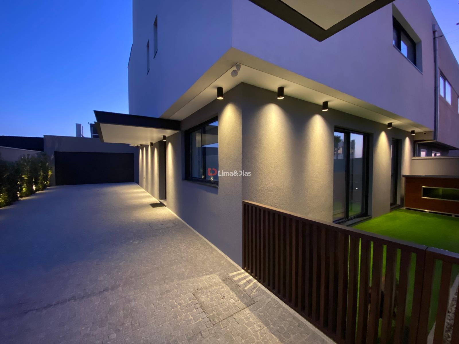 Moradia de Luxo T-3 à praia da Madalena