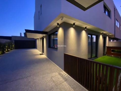 Moradia de Luxo T-3 à praia da Madalena