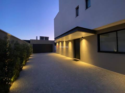 Moradia de Luxo T-3 à praia da Madalena