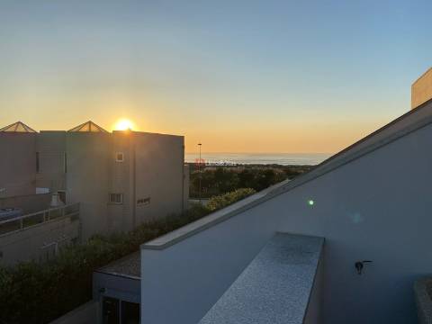 Moradia de Luxo T-3 à praia da Madalena