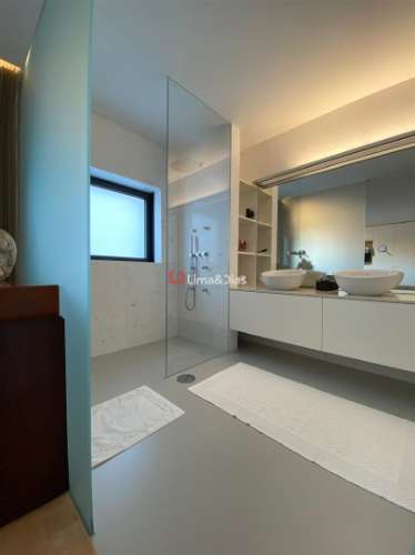 Moradia de Luxo T-3 à praia da Madalena