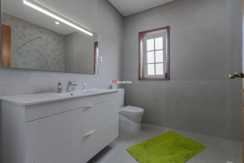 Moradia de Prestígio com Espaço, Conforto e Potencial Único