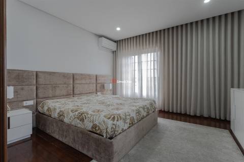 Moradia de Prestígio com Espaço, Conforto e Potencial Único