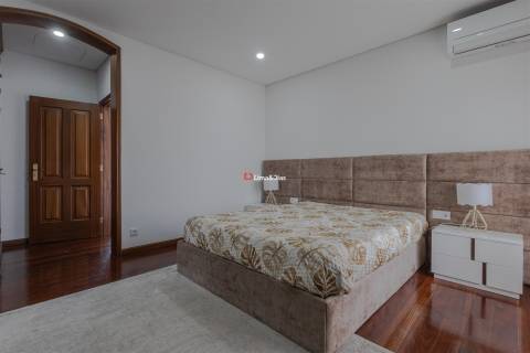 Moradia de Prestígio com Espaço, Conforto e Potencial Único