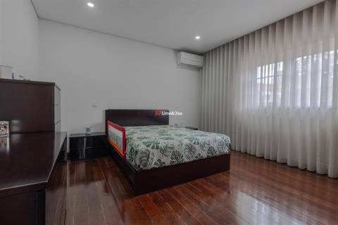 Moradia de Prestígio com Espaço, Conforto e Potencial Único