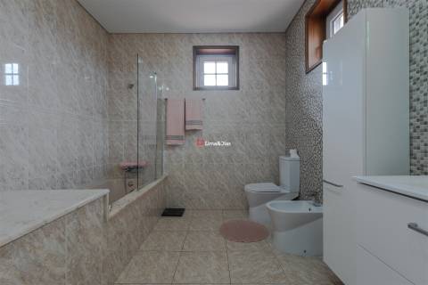 Moradia de Prestígio com Espaço, Conforto e Potencial Único