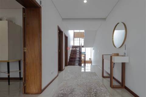 Moradia de Prestígio com Espaço, Conforto e Potencial Único