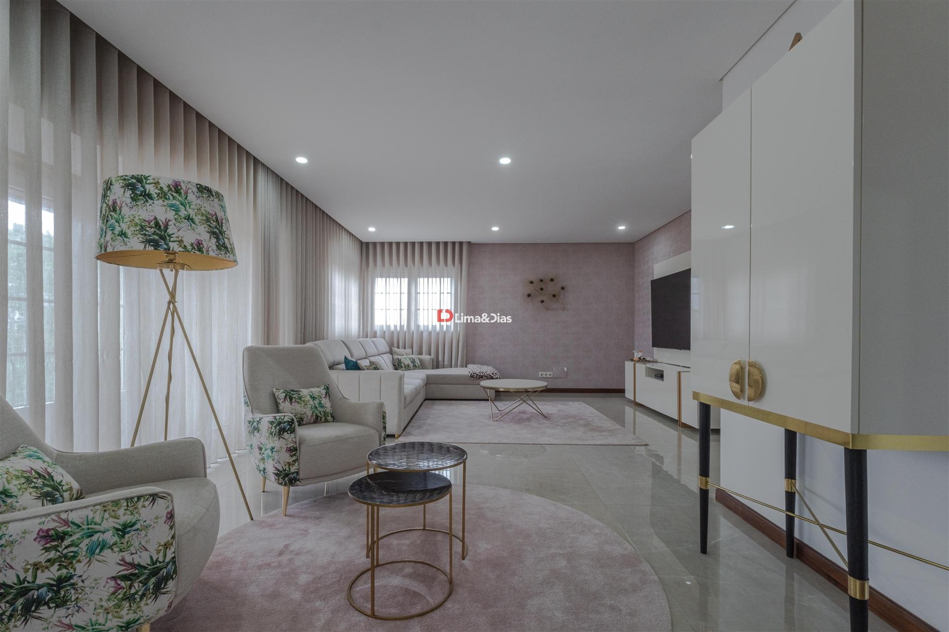 Moradia de Prestígio com Espaço, Conforto e Potencial Único