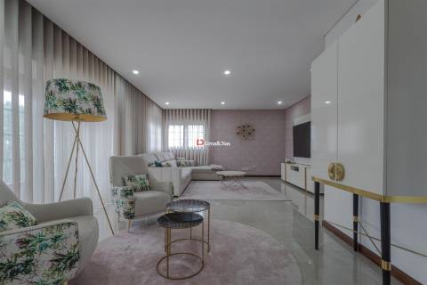 Moradia de Prestígio com Espaço, Conforto e Potencial Único