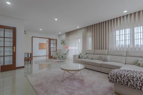Moradia de Prestígio com Espaço, Conforto e Potencial Único