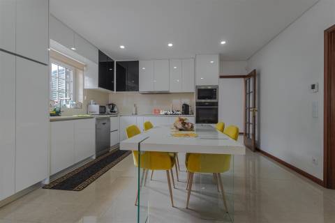 Moradia de Prestígio com Espaço, Conforto e Potencial Único