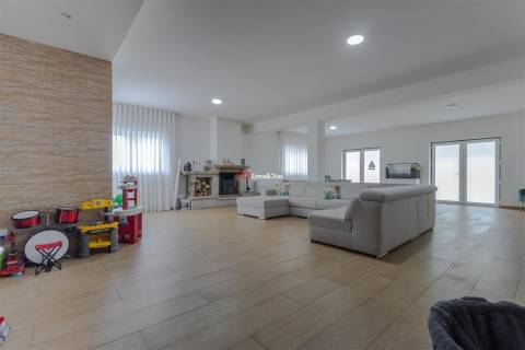 Moradia de Prestígio com Espaço, Conforto e Potencial Único