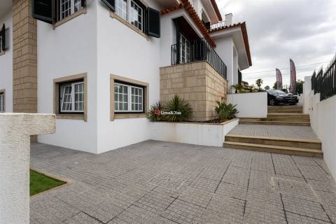 Moradia de Prestígio com Espaço, Conforto e Potencial Único
