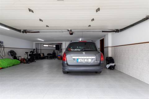 Moradia de Prestígio com Espaço, Conforto e Potencial Único