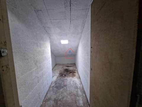 Apartamento T2 renovado na Praceta 1º de Maio, Monte Abrão em frente á estação dos comboios