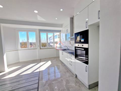 Apartamento T2 renovado na Praceta 1º de Maio, Monte Abrão em frente á estação dos comboios