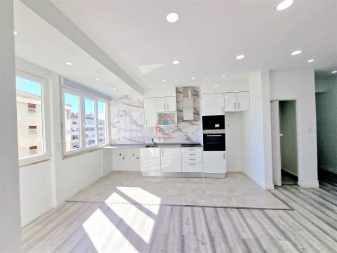 Apartamento T2 renovado na Praceta 1º de Maio, Monte Abrão em frente á estação dos comboios