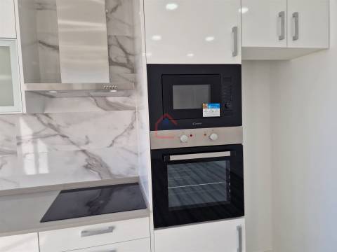 Apartamento T2 renovado na Praceta 1º de Maio, Monte Abrão em frente á estação dos comboios