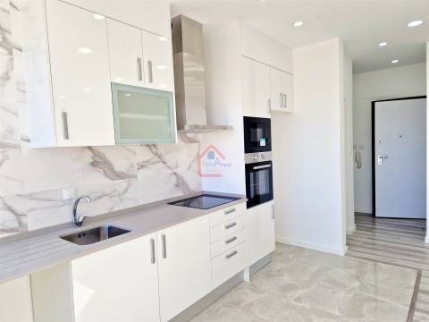 Apartamento T2 renovado na Praceta 1º de Maio, Monte Abrão em frente á estação dos comboios