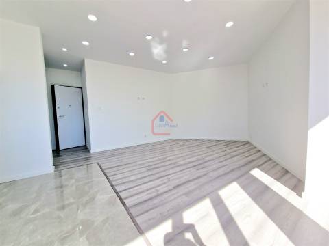 Apartamento T2 renovado na Praceta 1º de Maio, Monte Abrão em frente á estação dos comboios