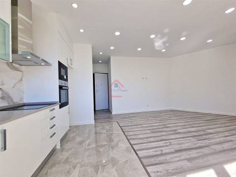 Apartamento T2 renovado na Praceta 1º de Maio, Monte Abrão em frente á estação dos comboios