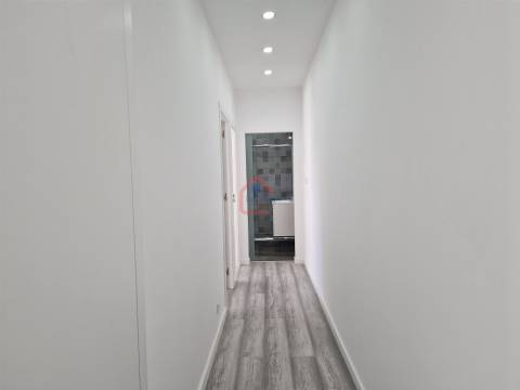 Apartamento T2 renovado na Praceta 1º de Maio, Monte Abrão em frente á estação dos comboios