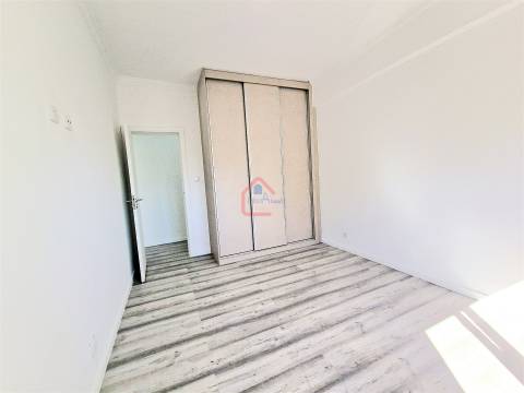 Apartamento T2 renovado na Praceta 1º de Maio, Monte Abrão em frente á estação dos comboios