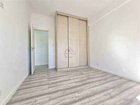 Apartamento T2 renovado na Praceta 1º de Maio, Monte Abrão em frente á estação dos comboios