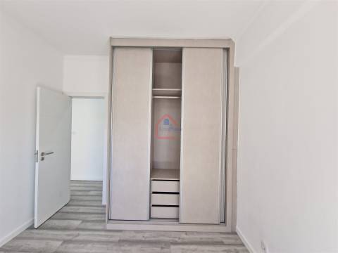 Apartamento T2 renovado na Praceta 1º de Maio, Monte Abrão em frente á estação dos comboios