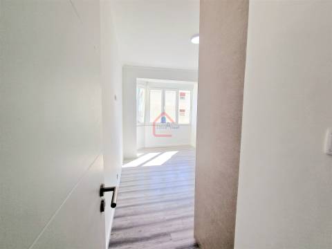 Apartamento T2 renovado na Praceta 1º de Maio, Monte Abrão em frente á estação dos comboios