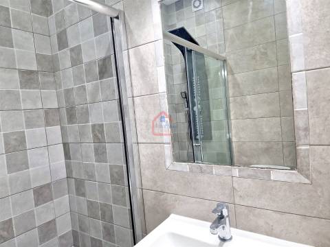 Apartamento T2 renovado na Praceta 1º de Maio, Monte Abrão em frente á estação dos comboios