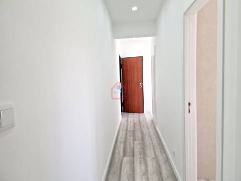 Apartamento T2 renovado na Praceta 1º de Maio, Monte Abrão em frente á estação dos comboios