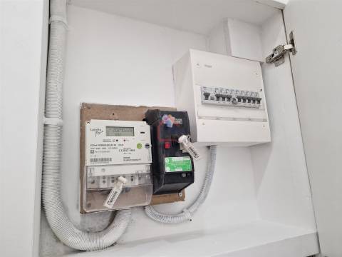 Apartamento T2 renovado na Praceta 1º de Maio, Monte Abrão em frente á estação dos comboios