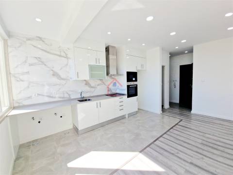 Apartamento T2 renovado na Praceta 1º de Maio, Monte Abrão em frente á estação dos comboios