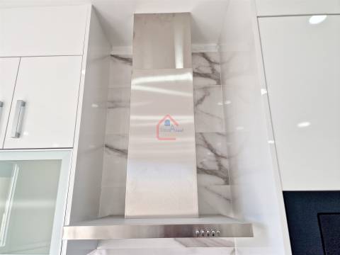 Apartamento T2 renovado na Praceta 1º de Maio, Monte Abrão em frente á estação dos comboios