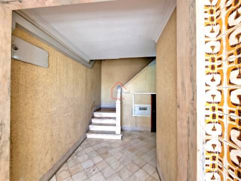 Apartamento T2 renovado na Praceta 1º de Maio, Monte Abrão em frente á estação dos comboios