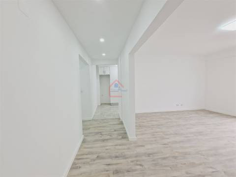 Apartamento T3 totalmente remodelado com Suíte e Arrecadação em Corroios-€267500