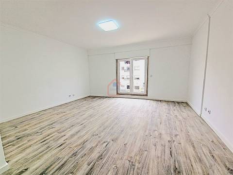 Apartamento T3 totalmente remodelado com Suíte e Arrecadação em Corroios-€267500