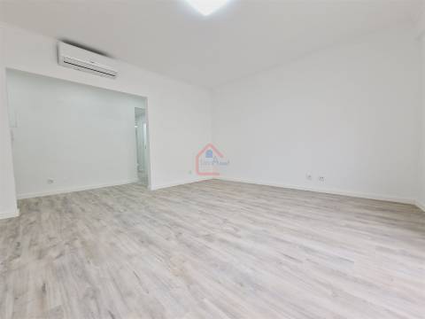 Apartamento T3 totalmente remodelado com Suíte e Arrecadação em Corroios-€267500